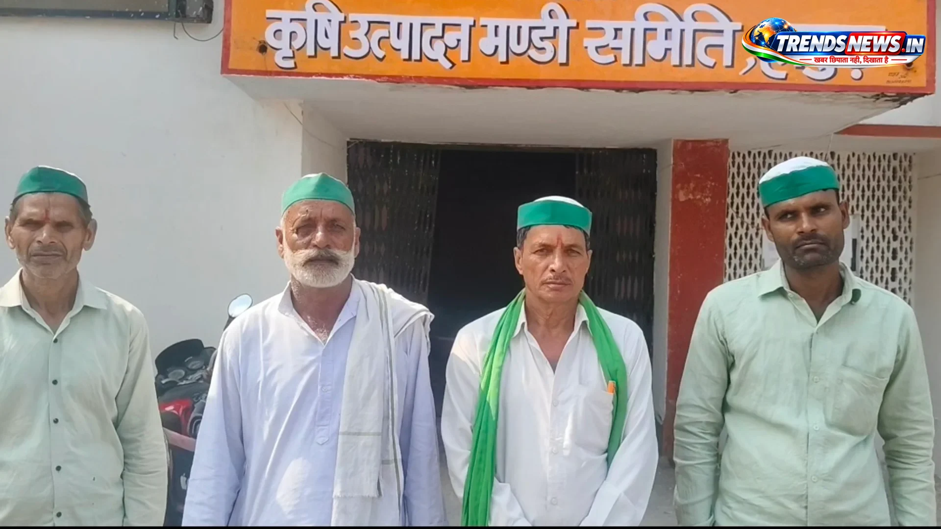 हापुड़ धान मंडी में किसानों से अवैध कटौती पर भड़के किसान, लगाया अभद्रता का आरोप